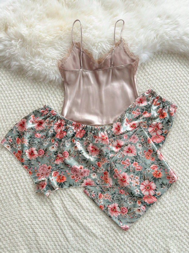 Set de 3 piezas de pijama con camiseta de satén con estampado floral, shorts y pantalones largos