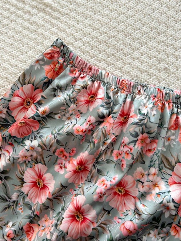 Set de 3 piezas de pijama con camiseta de satén con estampado floral, shorts y pantalones largos