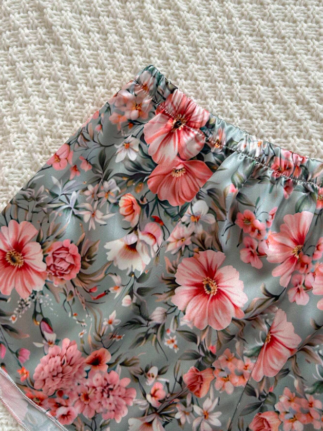 Set de 3 piezas de pijama con camiseta de satén con estampado floral, shorts y pantalones largos