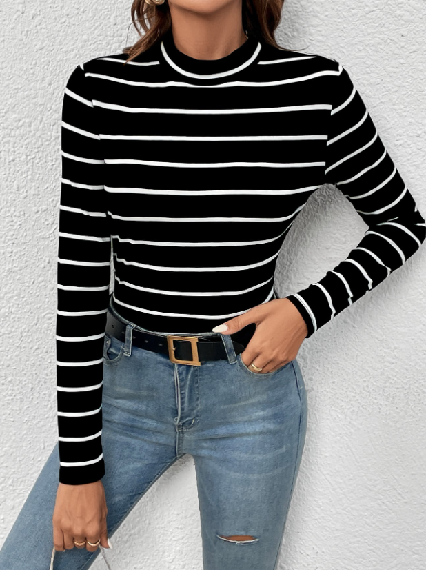 Camiseta negra con rayas blancas de cuello alto
