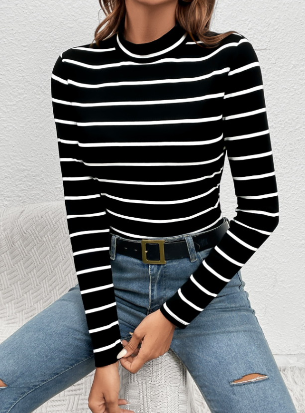 Camiseta negra con rayas blancas de cuello alto