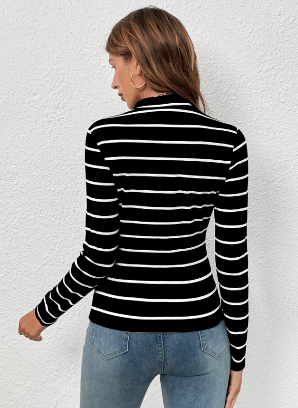 Camiseta negra con rayas blancas de cuello alto