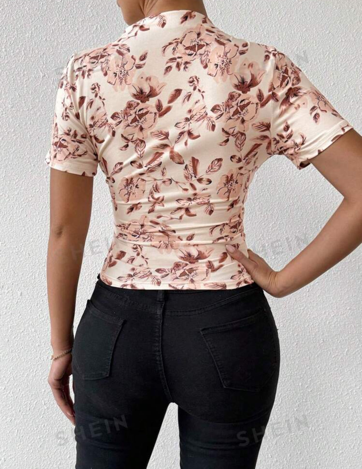 SHEIN VaVaLuxe Camiseta casual de verano para mujer con cuello alto, manga corta y plisada con estampado floral