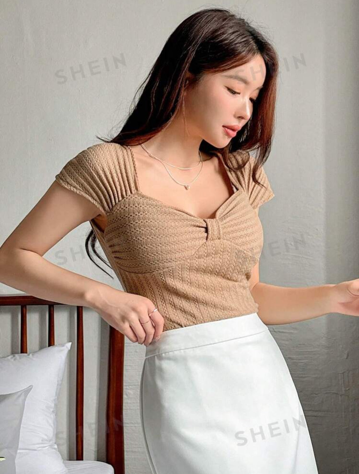 DAZY Camiseta de verano para mujer casual con textura sólida y cuello de corazón