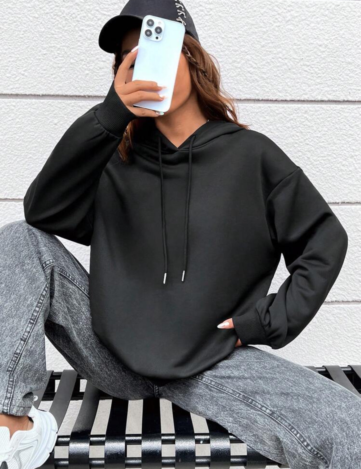 SHEIN Sudadera con capucha de unicolor casual con mangas largas de hombro caído y cordón, para otoño e invierno, sudadera negra