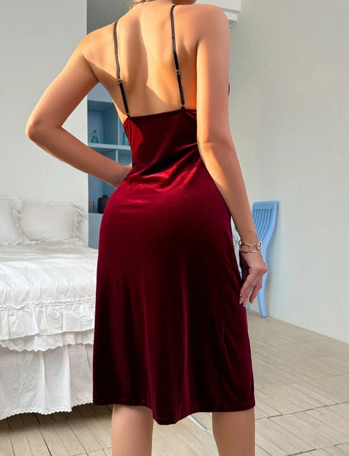 Elegante camisón con tirantes finos y abertura lateral de unicolor para mujeres