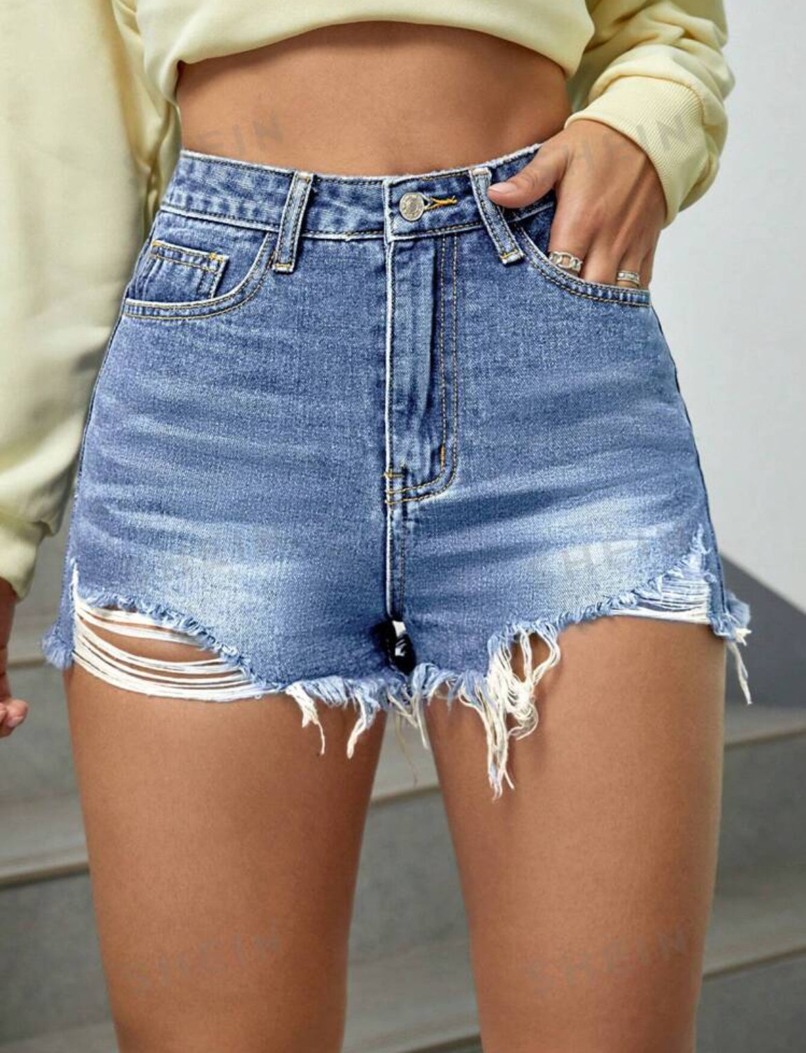 SHEIN EZwear Shorts de mezclilla con dobladillo crudo rasgado y cintura alta de moda para mujer de verano