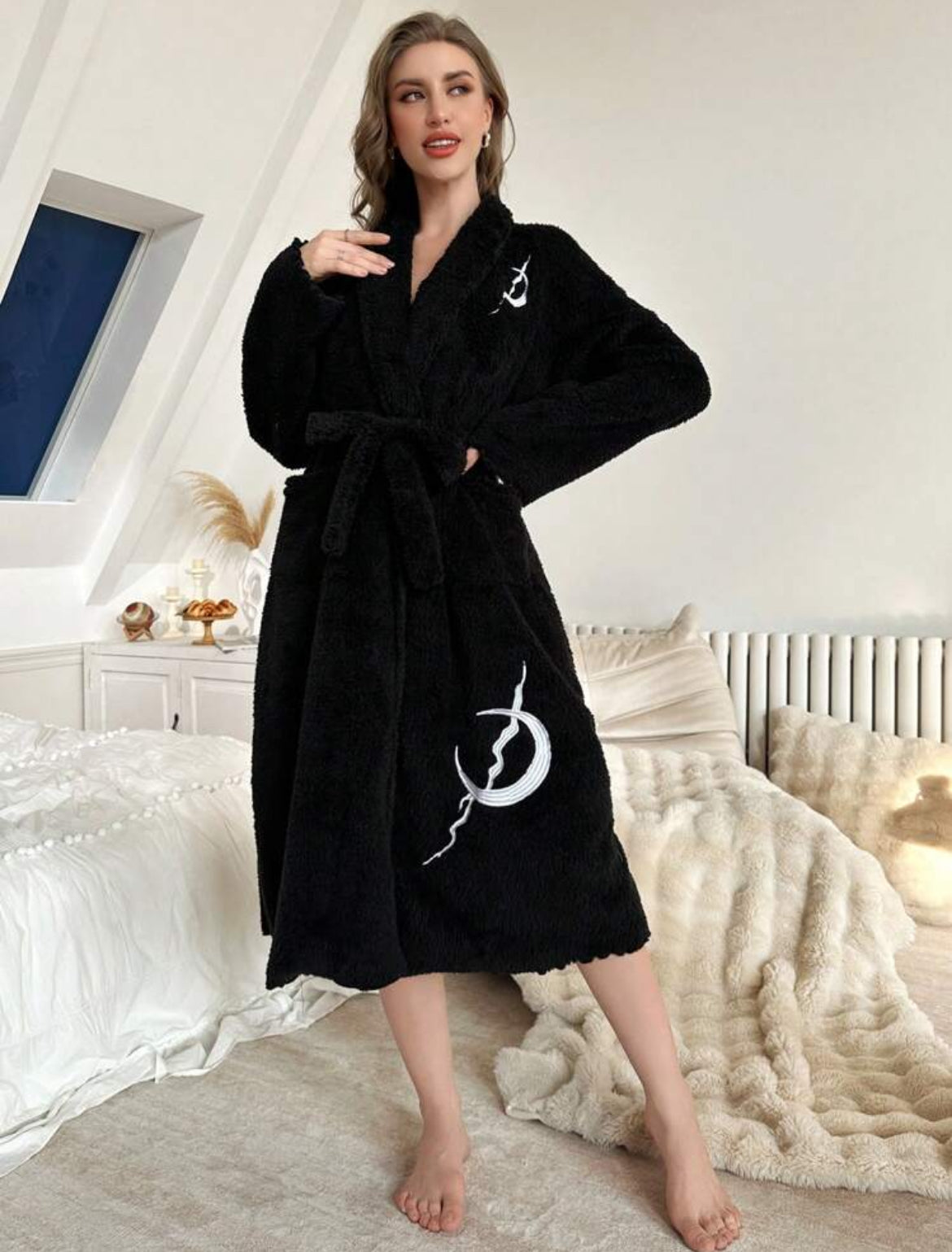 Bata con cuello vuelto acolchada con patrón bordado para mujeres para otoño e invierno