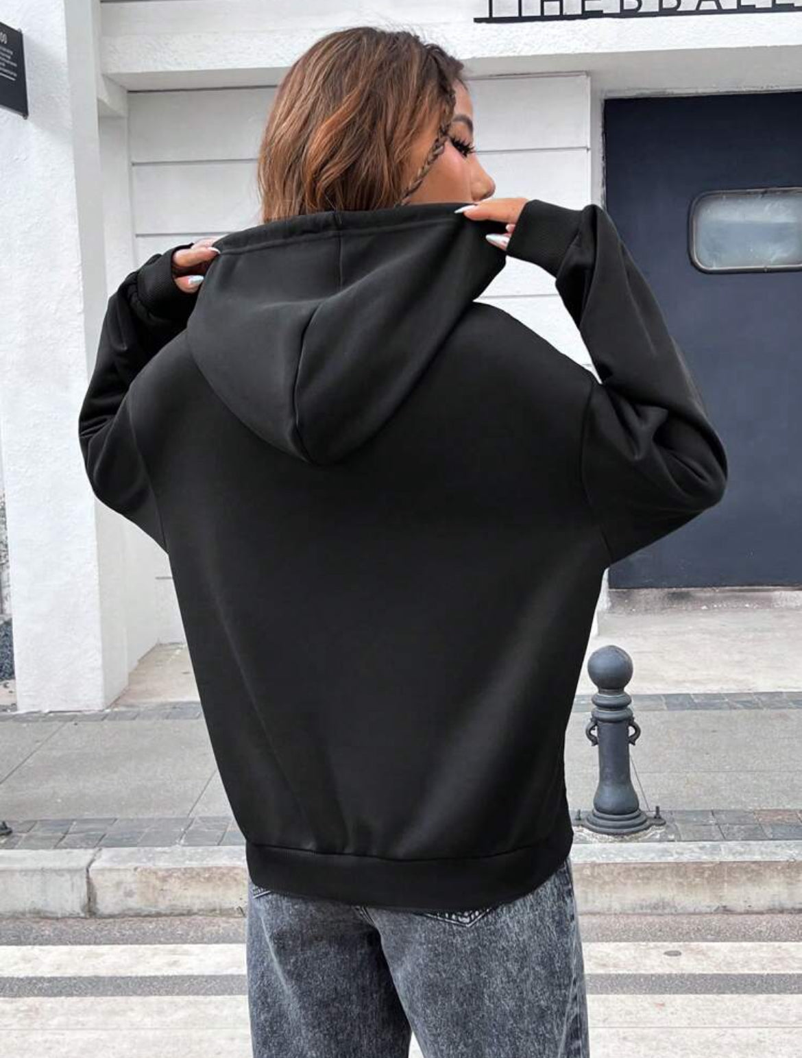 SHEIN Sudadera con capucha de unicolor casual con mangas largas de hombro caído y cordón, para otoño e invierno, sudadera negra