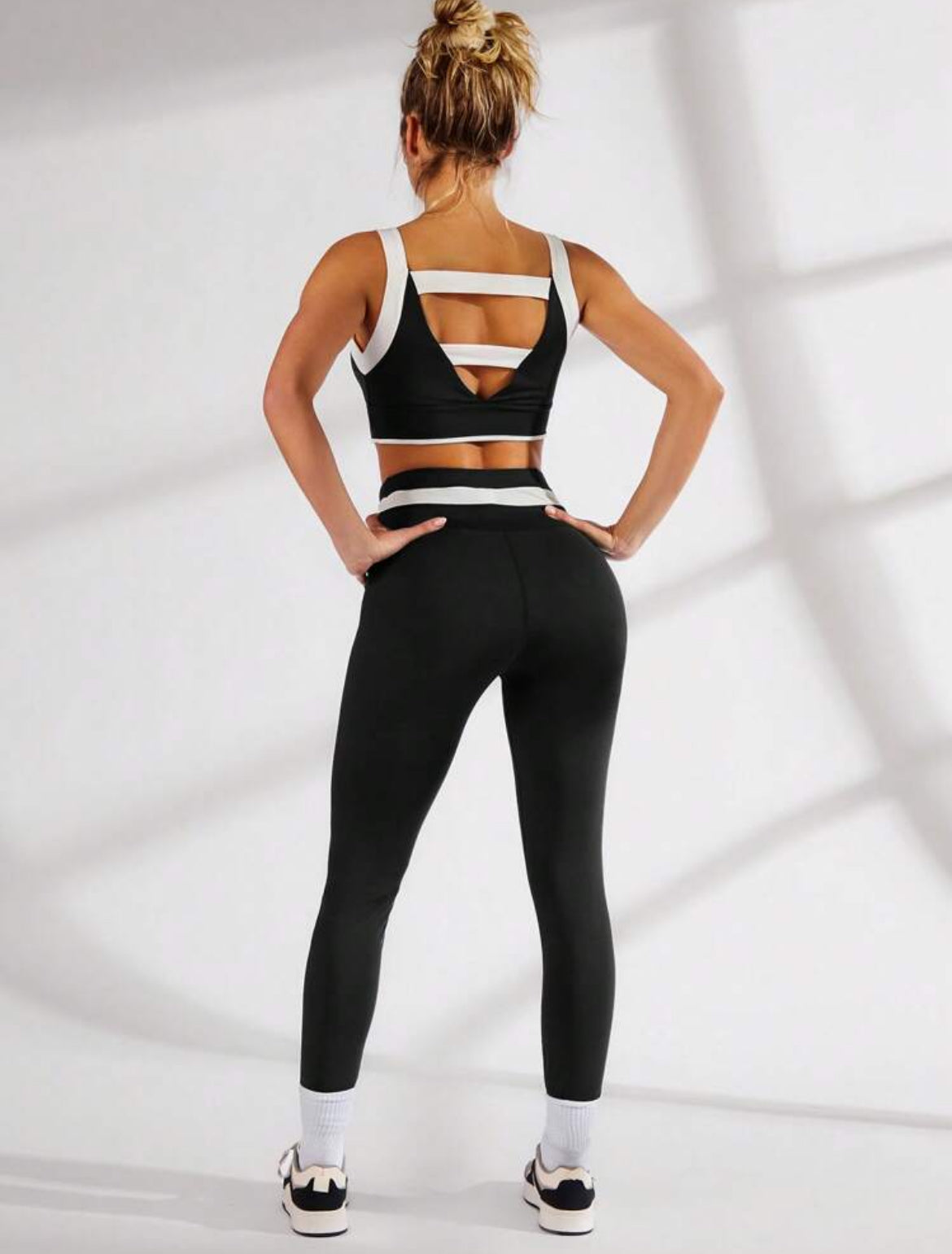 SHEIN VARSITIE Conjunto de top de tirantes y mallas para deportes, verano y yoga con medias altas hasta el muslo básicas