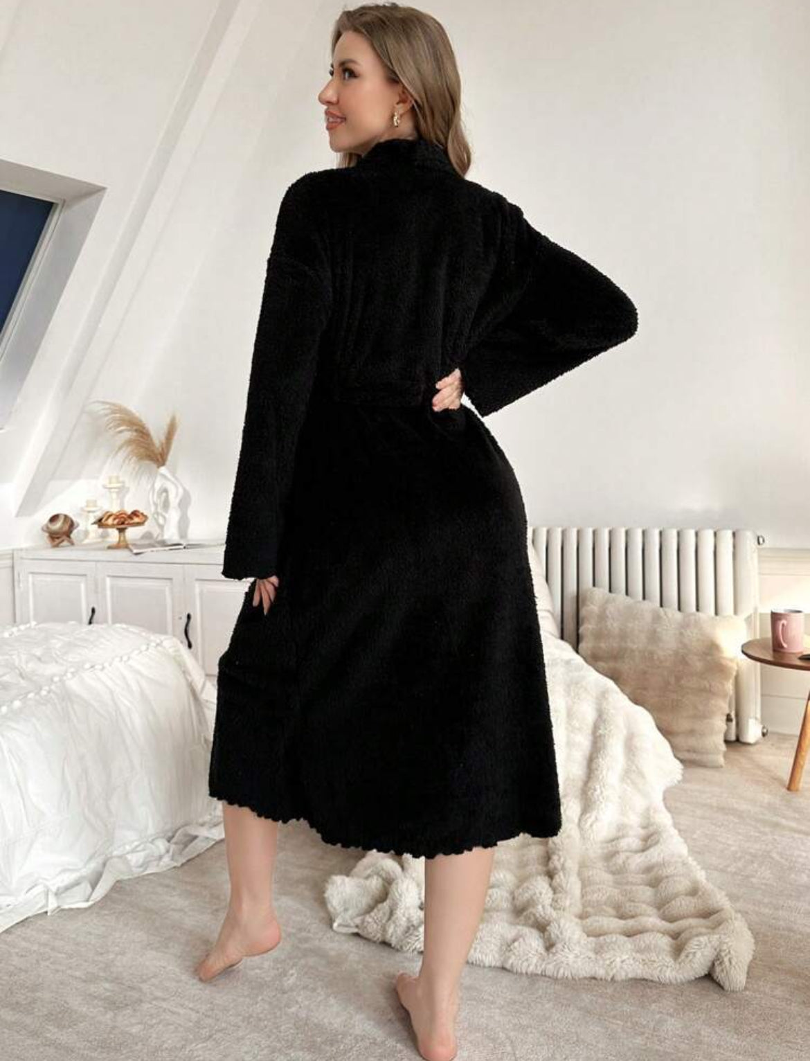 Bata con cuello vuelto acolchada con patrón bordado para mujeres para otoño e invierno