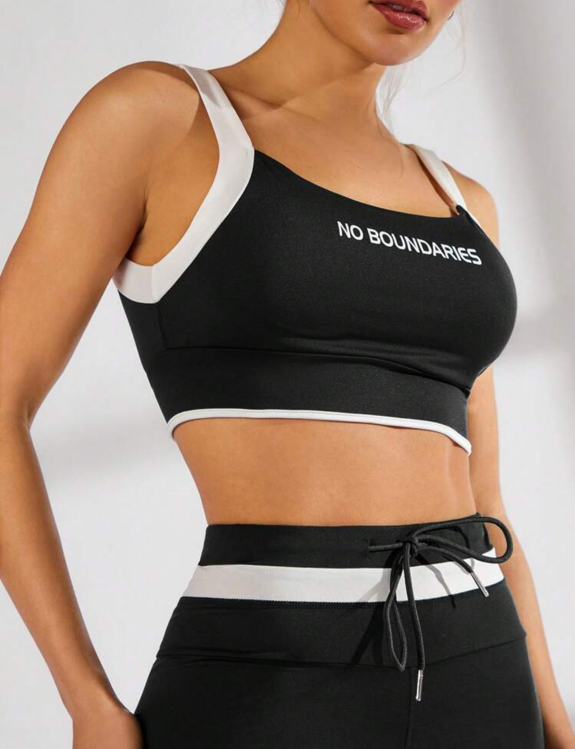 SHEIN VARSITIE Conjunto de top de tirantes y mallas para deportes, verano y yoga con medias altas hasta el muslo básicas