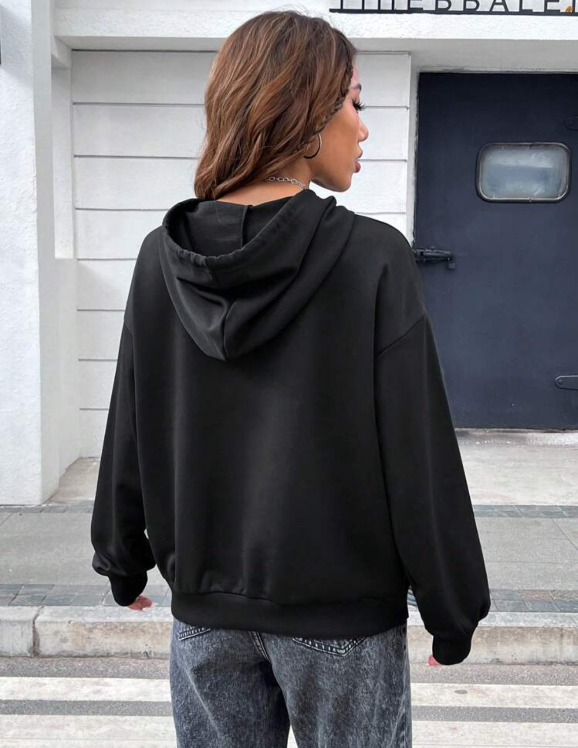 SHEIN Sudadera con capucha de unicolor casual con mangas largas de hombro caído y cordón, para otoño e invierno, sudadera negra