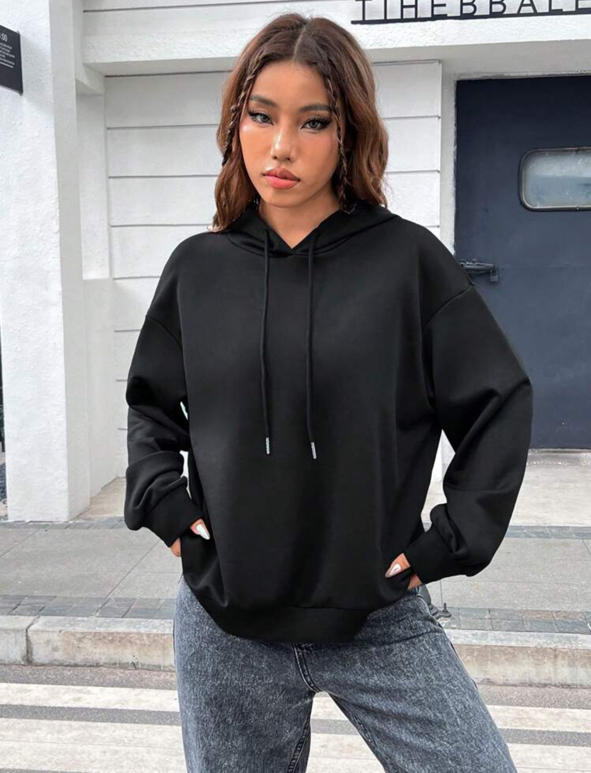 SHEIN Sudadera con capucha de unicolor casual con mangas largas de hombro caído y cordón, para otoño e invierno, sudadera negra