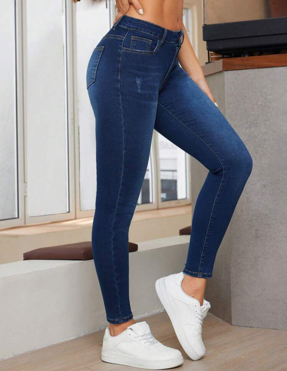 SHEIN Essnce Jeans casuales ajustados con diseño de bolsillo para mujeres